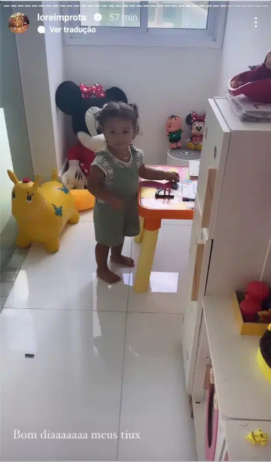 Filha de Lorena Improta e Léo Santana surge na sua cozinha planejada de brinquedo e impressiona 