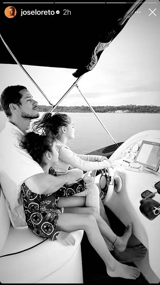 O ator José Loreto com sua filha com Débora Nascimento e o filho da atriz Sheron Menezzes em um passeio de barco, na Amazônia