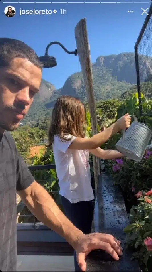 Bella, filha de José Loreto e Débora Nascimento, regando as plantas na casa do papai 