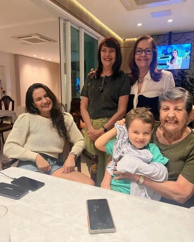 Rayan, caçula de Malvino Salvador, com a família do papai e no colo da bisa