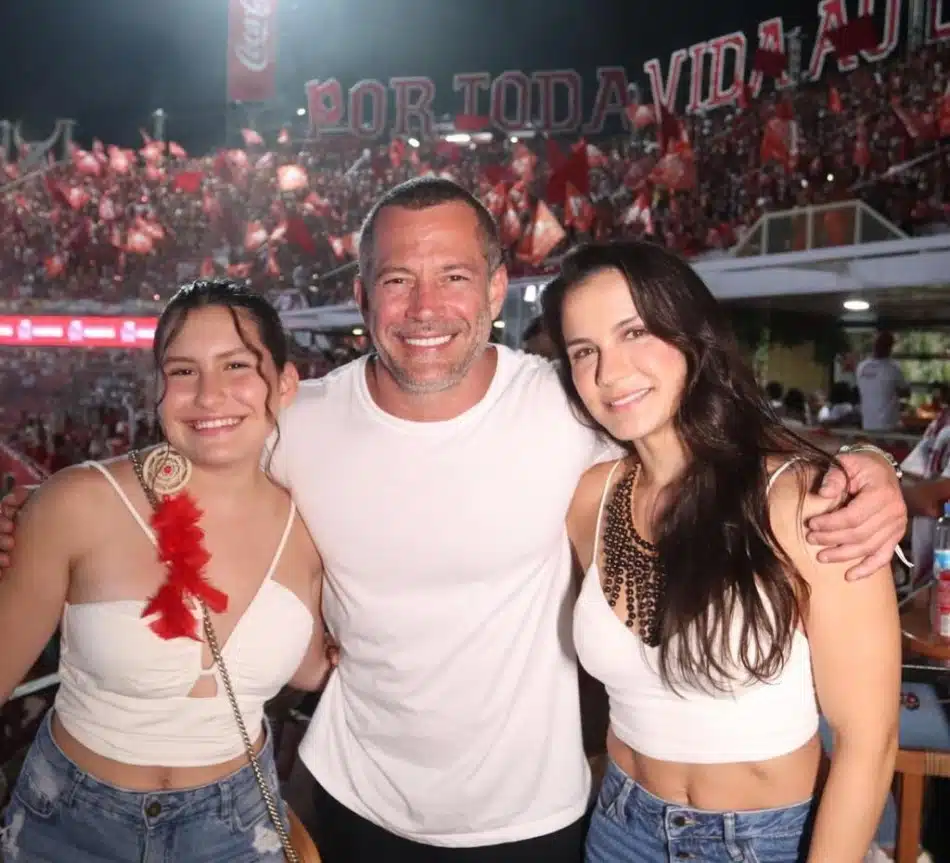 Malvino Salvador com a filha mais velha e a esposa no Festival de Parintins