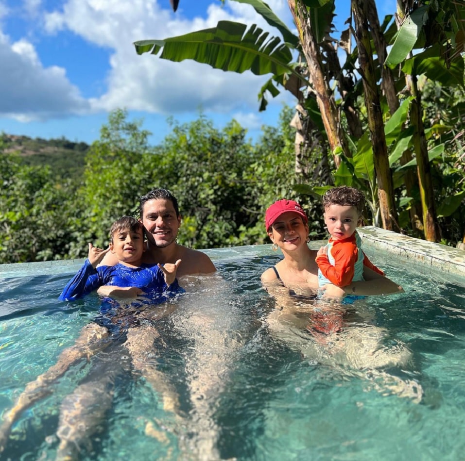 Maria Cecília e Rodolfo com os dois filhos se divertindo, na Bahia 