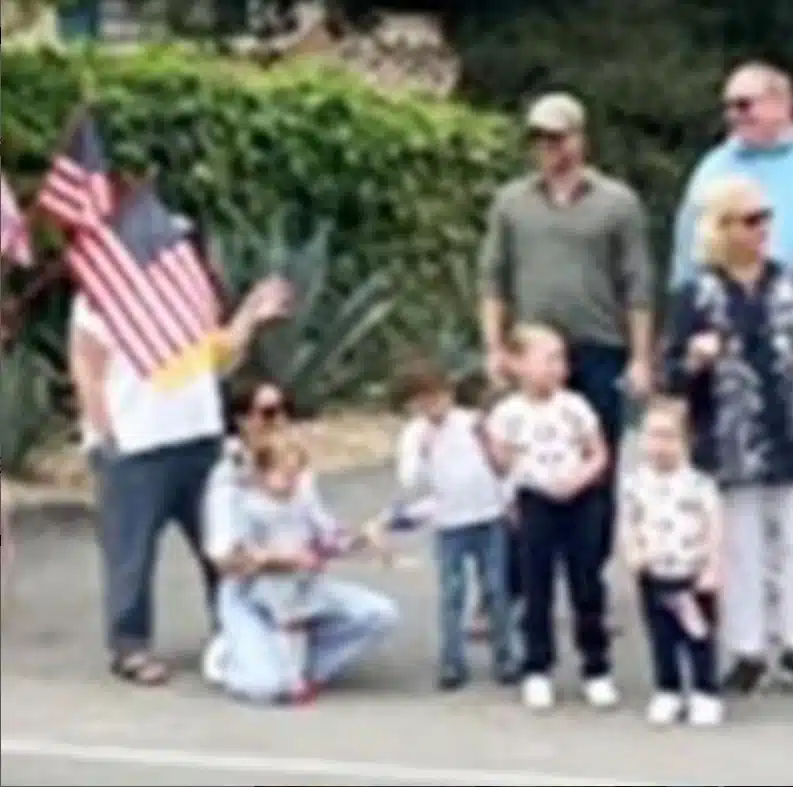 Meghan Markle e o príncipe Harry com seus filhos
