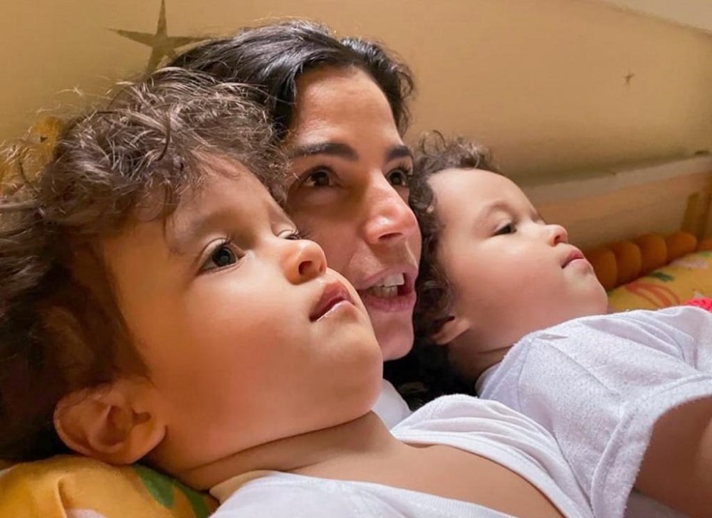 Nanda Costa mostrou suas filhas junto com a madrinha famosa, Emanuelle Araújo