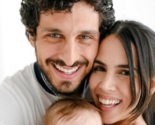 Mário Bregieira e Pérola Faria posam com seu bebê em um divertido arraial