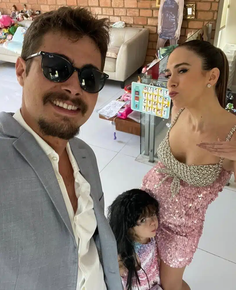 Os atores Tatá e Rafael Vitti com a filha prontos para uma festa de casamento com a família 