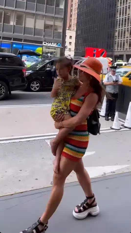 Sabrina Sato andando com a filhas pelas ruas movimentadas da Big Apple 