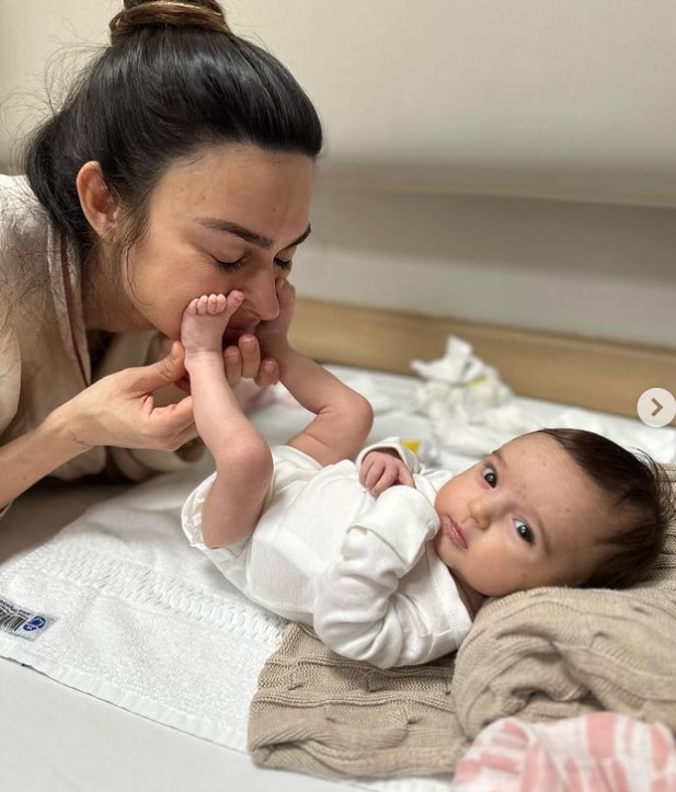 Thaila Ayala junto com a bebê Tereza