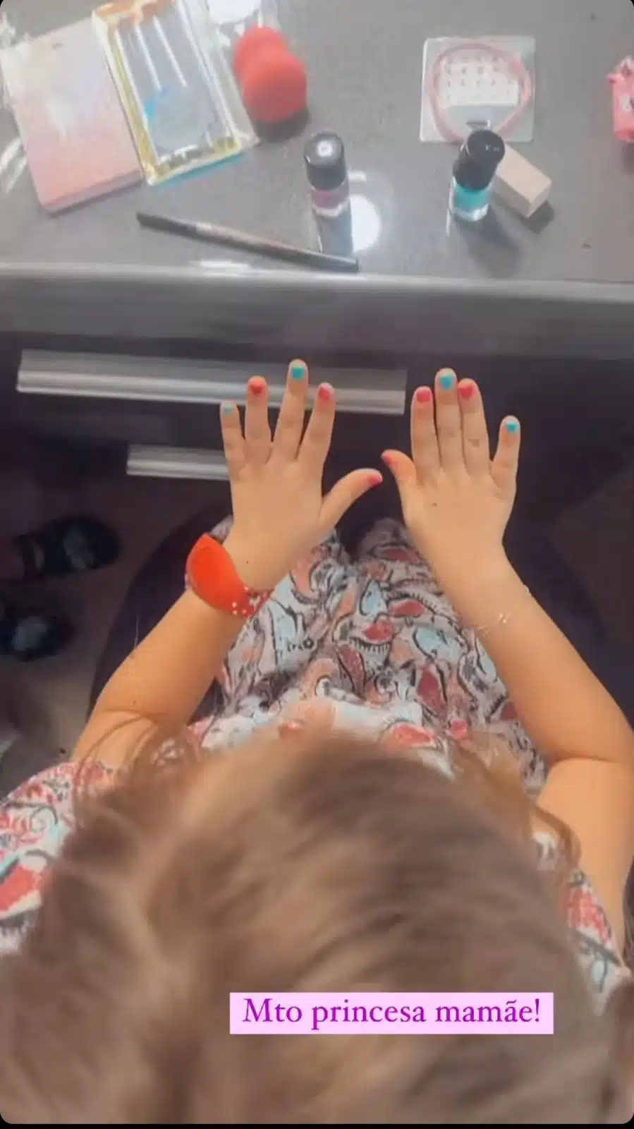 Filha de Thaís Fersoza e Teló mostra como ficaram as unhas pintadas por ela