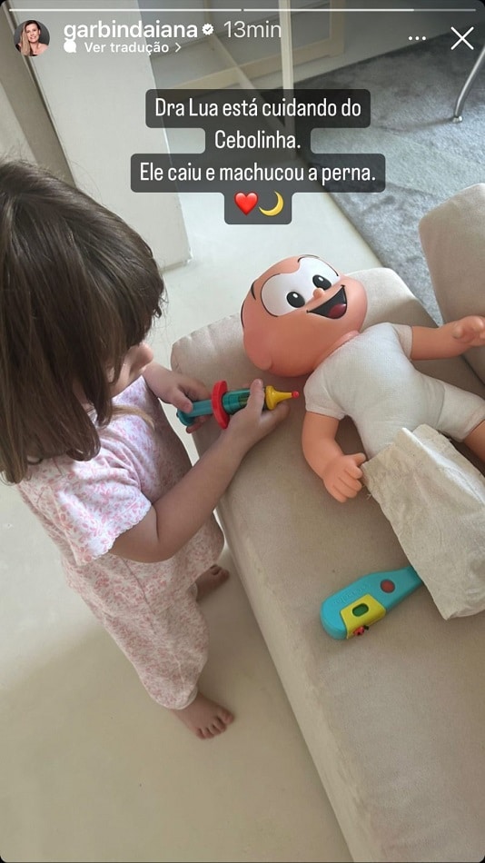 Lua, filha de Daiana Garbin e Tiago Leifert, brincando com seu boneco
