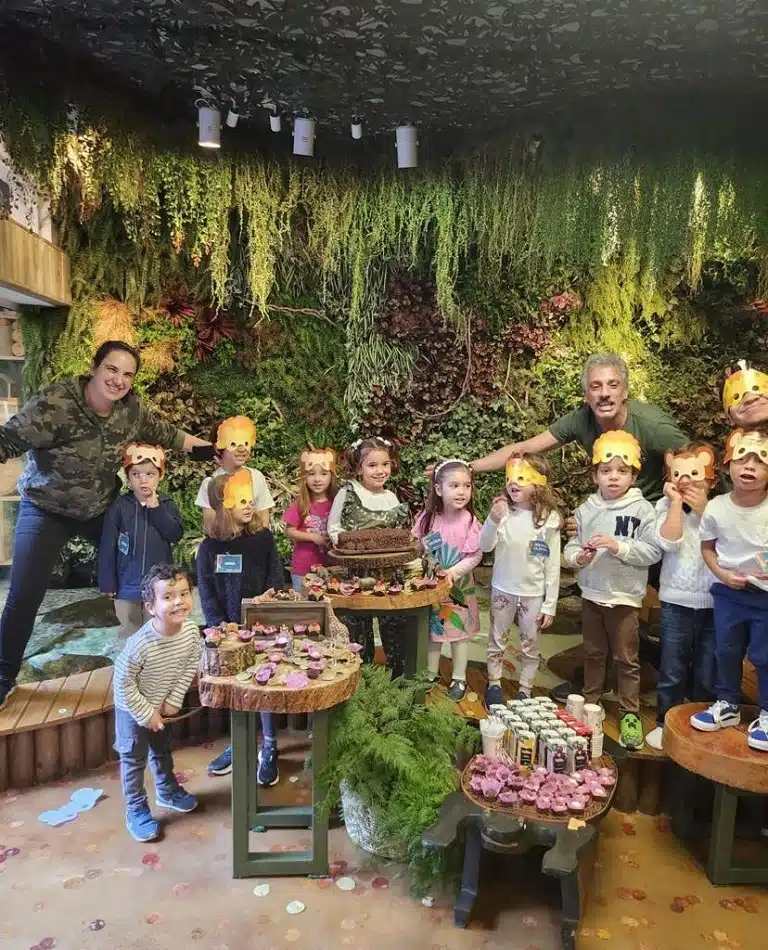 A filha de Ticiane Pinheiro e Tralli festejou com os amigos de uma colônia de férias 