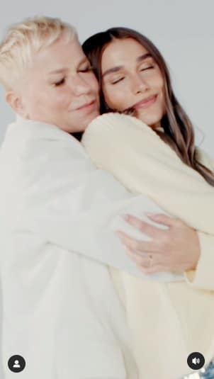 A apresentadora Xuxa em um lindo momento com a filha, Sasha Meneghel 