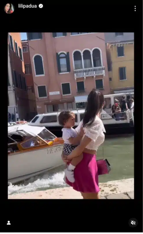 Esposa de Daniel posa com sua bebê em passeio de férias na Europa e impressiona 