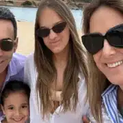 César Tralli encantou ao surgir com Ticiane Pinheiro, Rafinha e Manu em passeio de férias pela Espanha