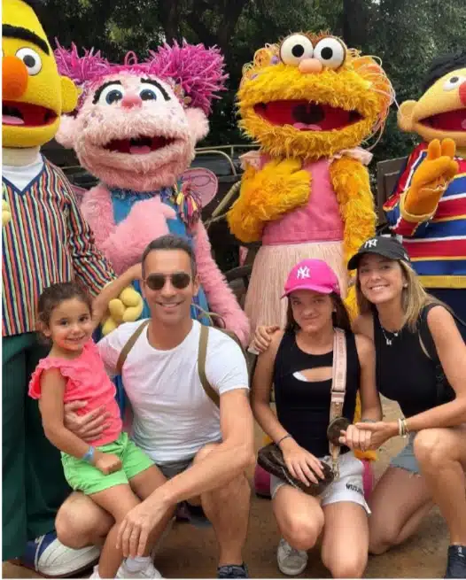 César Tralli surge com Ticiane Pinheiro e suas filhas em passeio de férias pela Espanha 