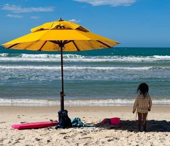 Filha de Fábio Assunção surge se divertindo em praia no Ceará e impressiona 