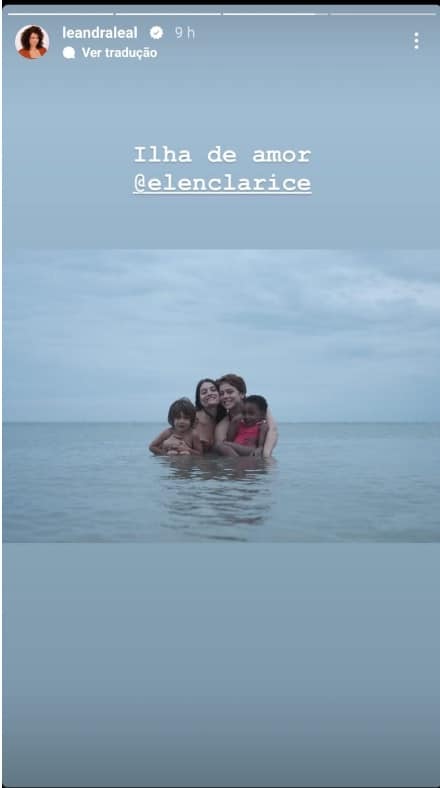 Leandra Leal surge com sua filha na praia e surpreende 