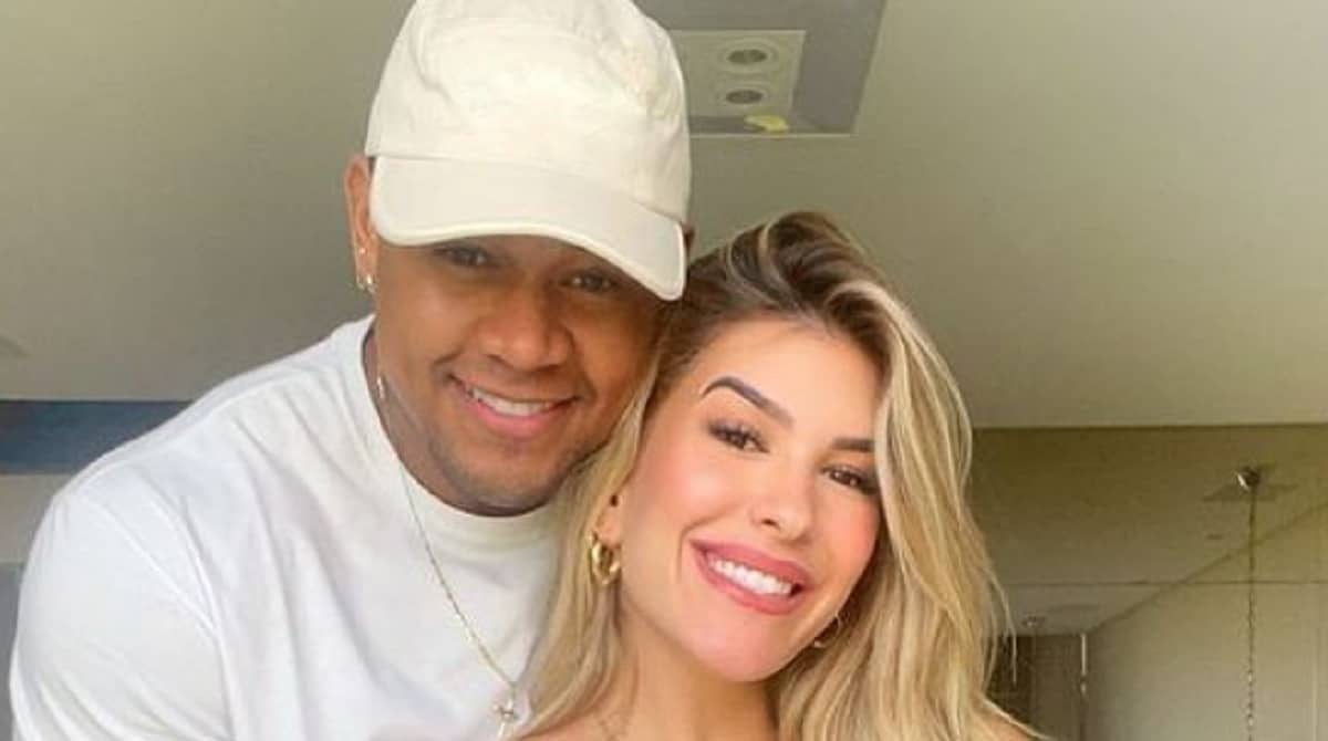Léo Santana e Lorena Improta posam com sua filha em passeio por Portugal e impressionam
