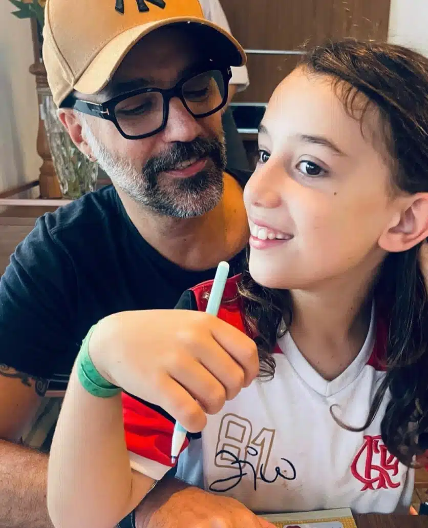 Filho de Alinne Moraes posa com seu pai