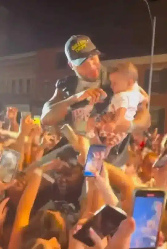 Bebê no show ao lado do rapper