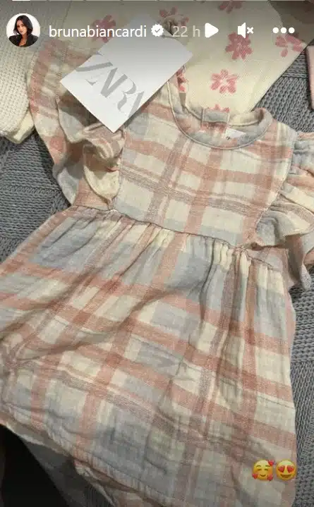 Bruna Biancardi mostrando parte do enxoval de sua bebê