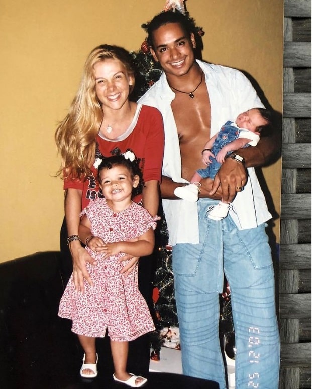 Carla Perez e Xanddy com seu filho quando recém-nascido