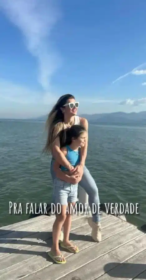 Valentina, filha de Mirella e Ceará, em uma viagem na praia com a mamãe 