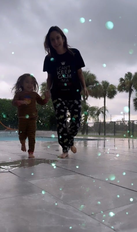 Claudia Leitte se diverte com sua filha na chuva