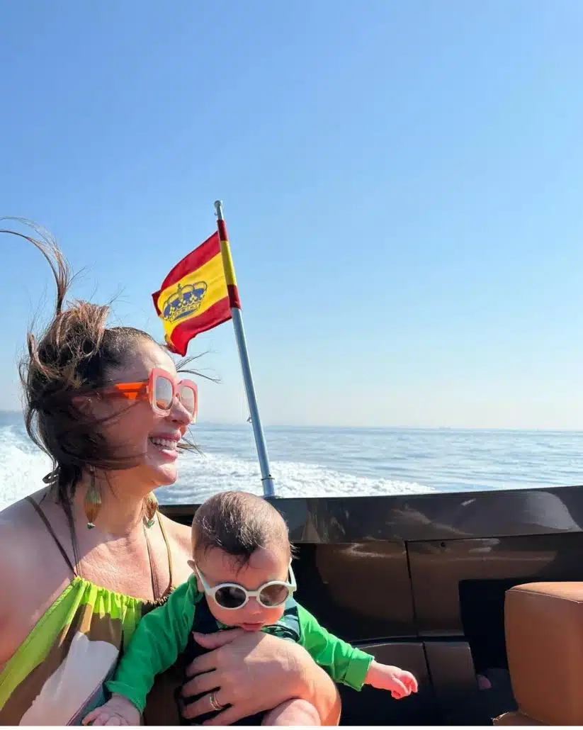 Claudia Raia surge com seu bebê em passeio de barco na Espanha
