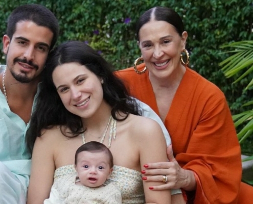 Claudia Raia surge com seu bebê em viagem para a Espanha