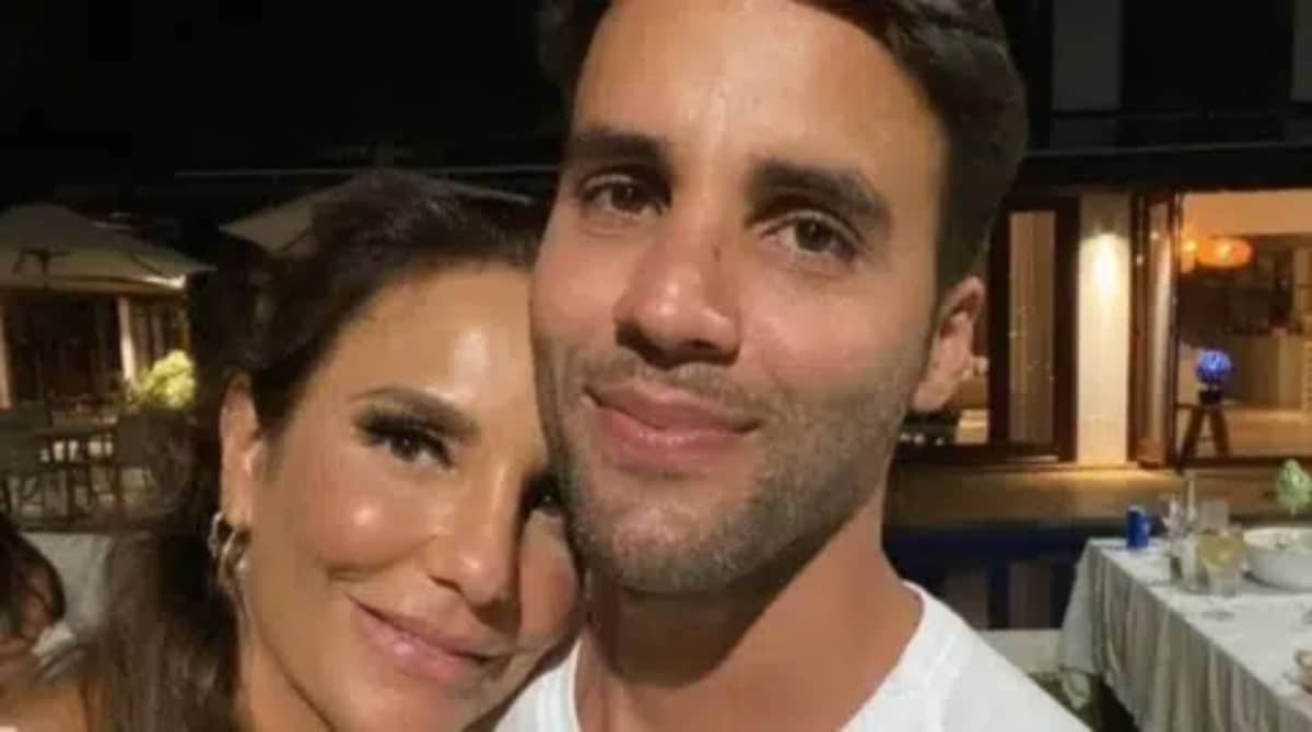 Daniel Cady, marido de Ivete, mostram as filhas na praia