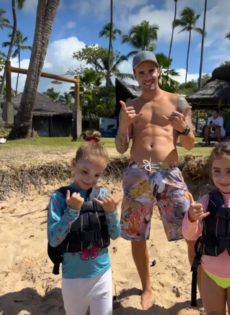 Daniel Cady curte praia com suas filhas gêmeas