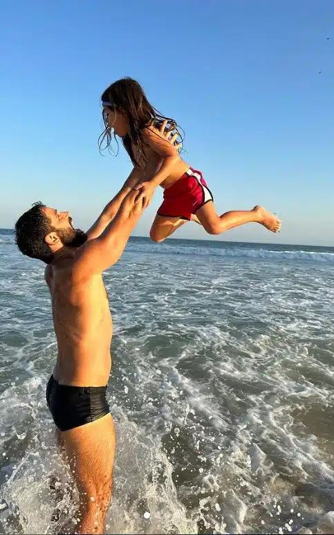 Duda Nagle com a sua filha Zoe na praia do Rio de Janeiro