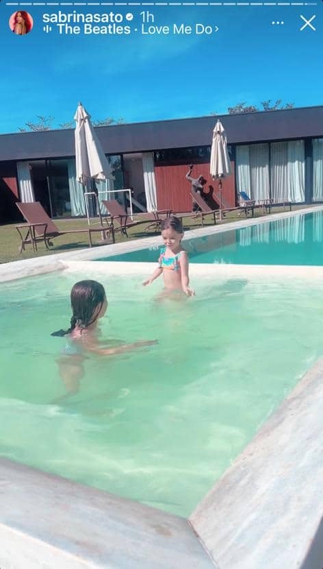 Zoe, filha de Sabrina e Duda Nagle, brincando na piscina da fazenda 