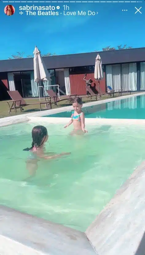 Zoe, filha de Sabrina e Duda Nagle, brincando na piscina da fazenda 