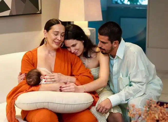 Enzo Celulari junto com sua irmã e o irmãozinho bebê