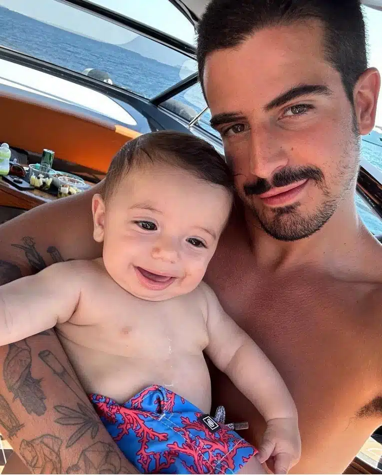 Enzo Celulari com o irmão bebê na 1ª viagem internacional do pequeno