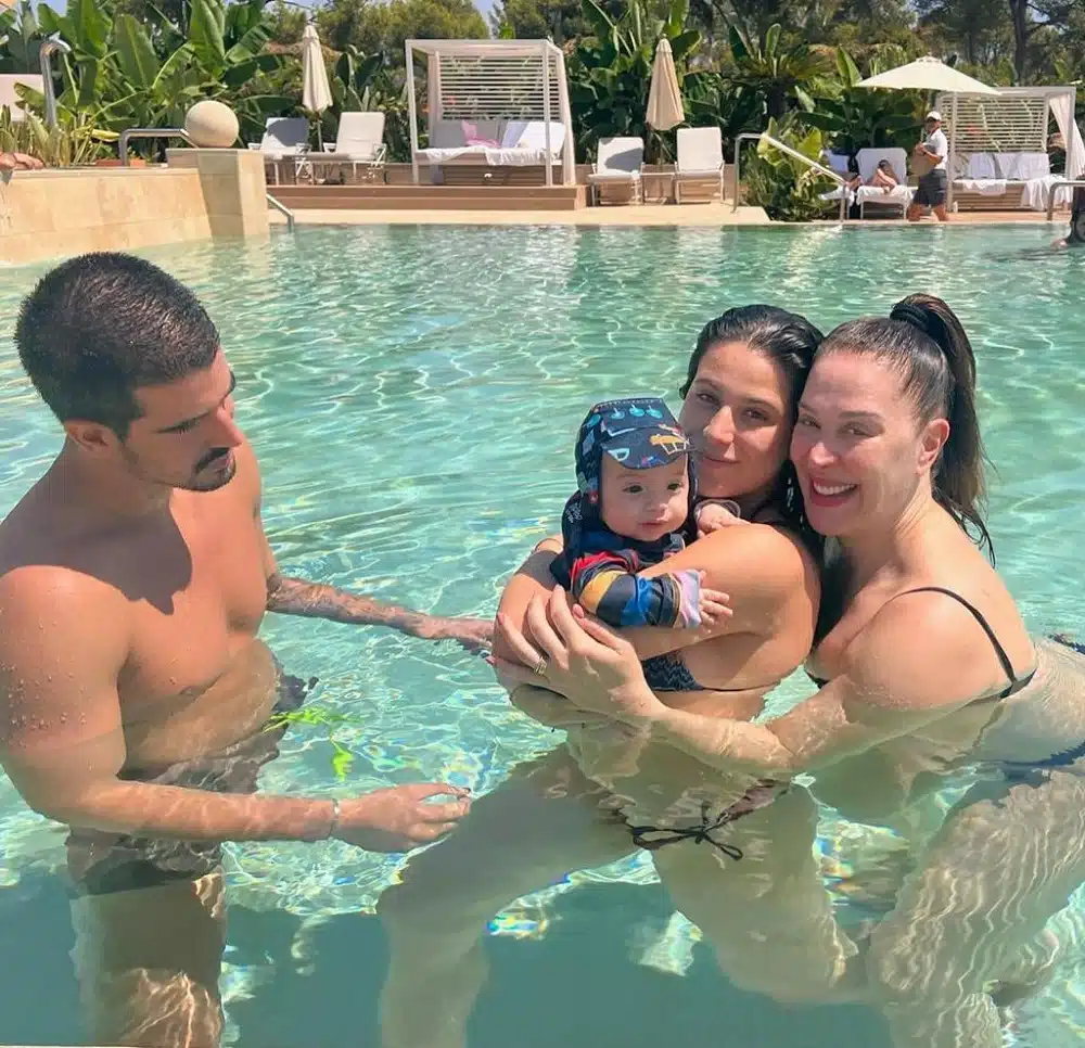 Enzo Celulari com os irmãos e a mãe na piscina do hotel 