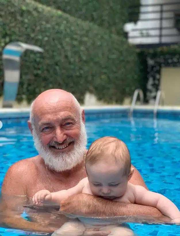 Bebê de Fernanda Vasconcellos se divertecom o avô na piscina