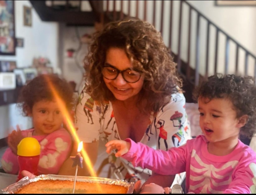 Filhas gêmeas de Nanda Costa posam em aniversário da avó e surpreendem 