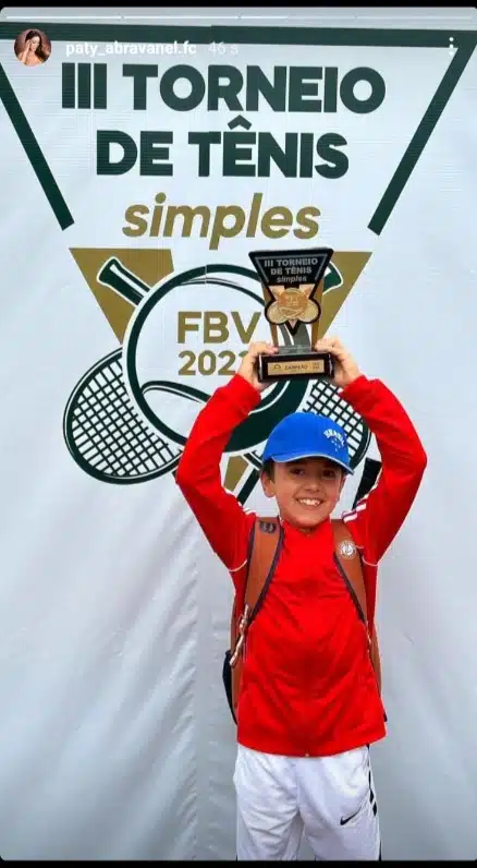Filho de Patrícia Abravanel surge em torneio de tênis e surpreende 