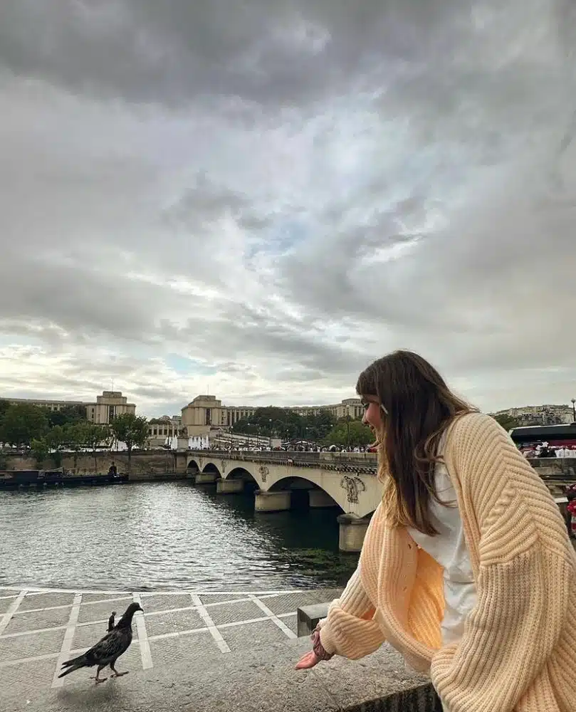 Sofia, filha de Grazi Massafera e Cauã Reymond, passeando pelas ruas de Paris 