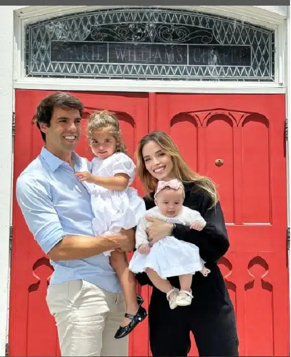 Kaká e Carol mostram sua bebê sendo apresentada na igreja evangélica, nos EUA