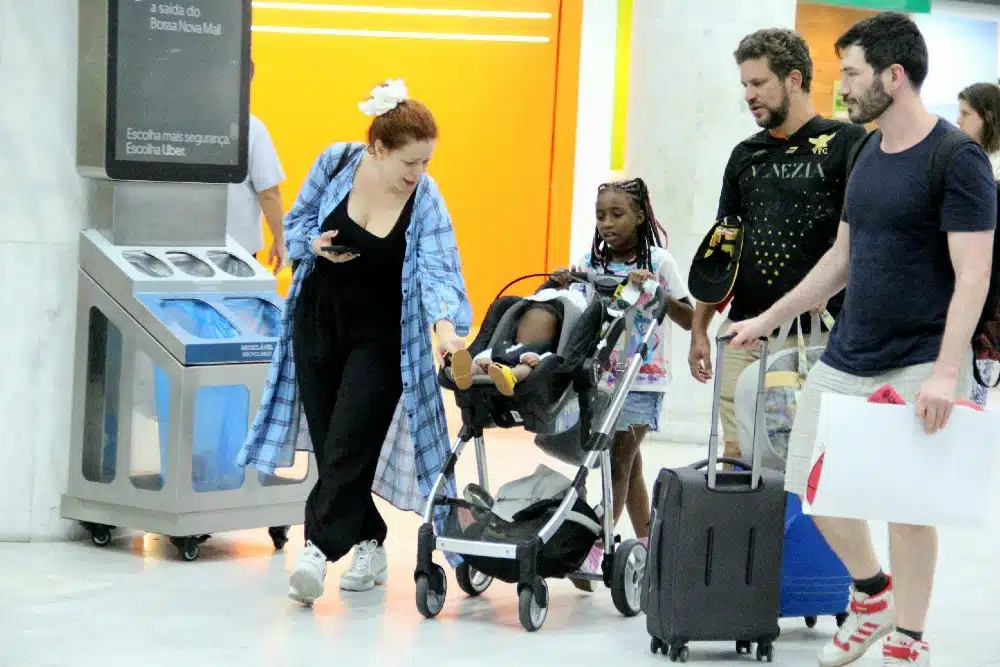 Leandra Leal surgiu com a filha no aeroporto