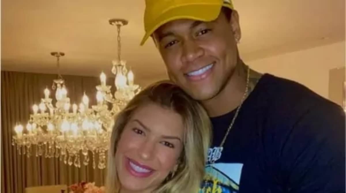 Léo Santana mostra penteado no cabelo da bebê com Lorena Improta