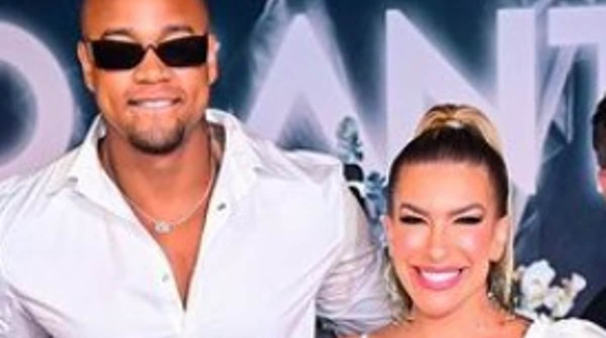 Lorena Improta e Léo Santana surgiram no avião com a filha