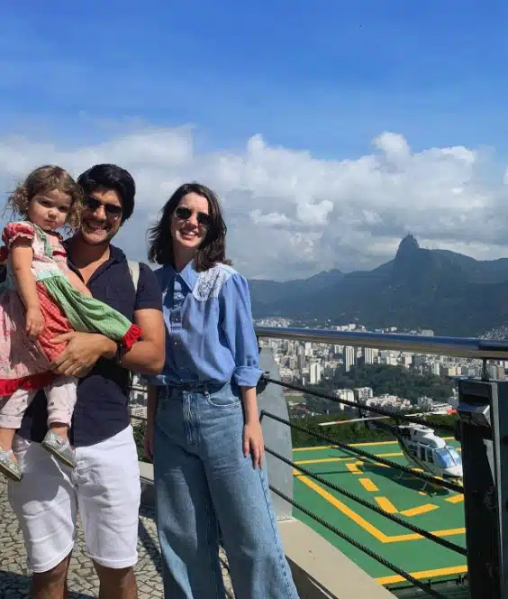 Nathália Dill posa com Pedro Curvello e a sua filha 