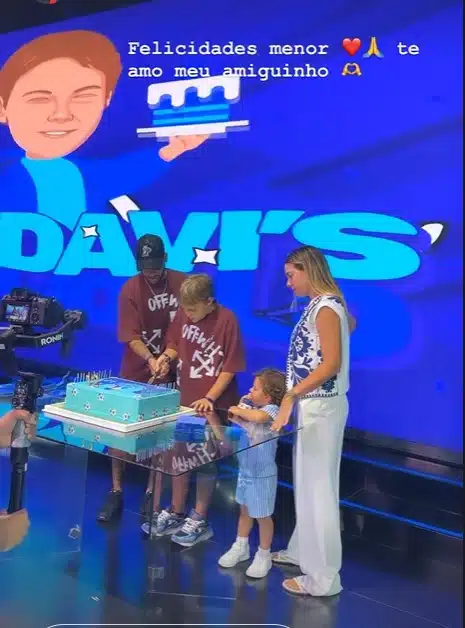 Neymar e Carol Dantas comemorando o aniversário do filho