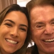 Patrícia Abravanel surge com Silvio Santos na maternidade e impressiona