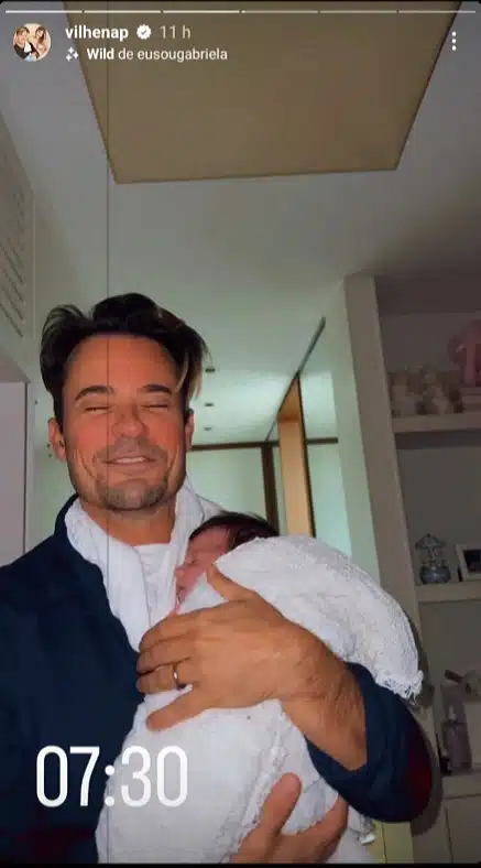 Paulinho Vilhena surge com sua bebê recém-nascida nos braços e emociona 